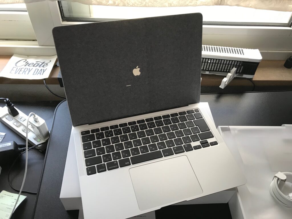 開封したばかりのM1 MacBook Air